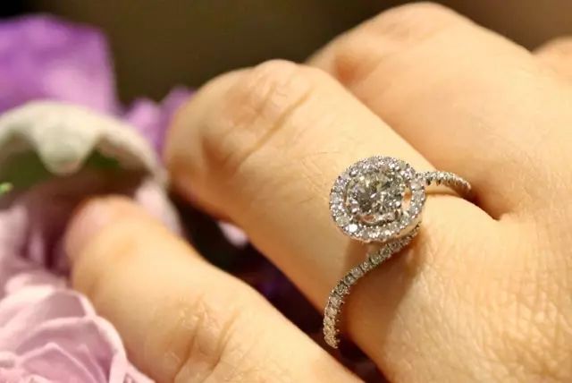 花一件钱买三件衣服,花一件的钱拿两件