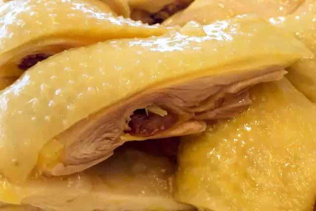 70后文艺大叔跑到这个“会吃福建人”的城市,用花砖、雪茄和伏特加,把废弃的修船厂变成最会撩妹的床