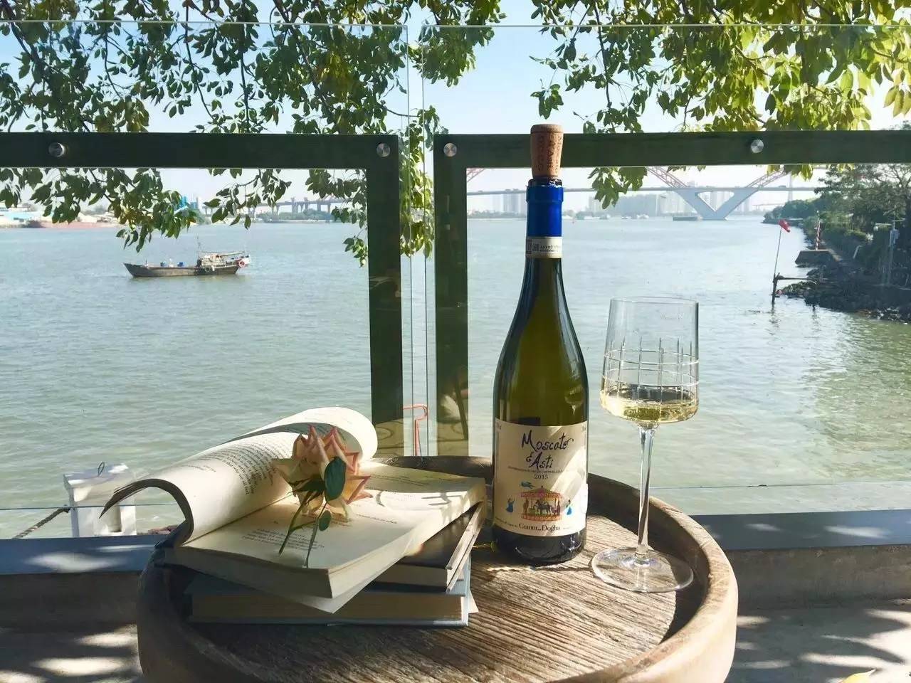 70后文艺大叔跑到这个“会吃福建人”的城市,用花砖、雪茄和伏特加,把废弃的修船厂变成最会撩妹的床