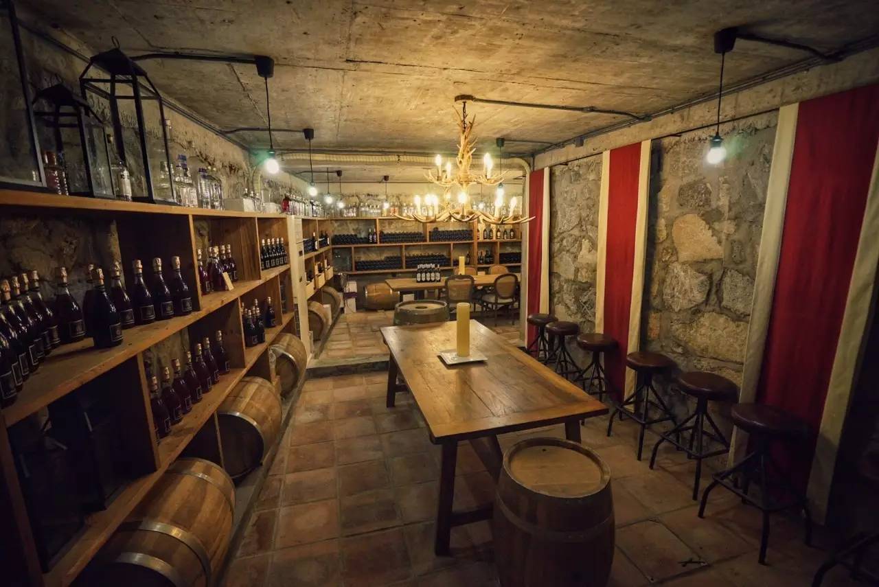 70后文艺大叔跑到这个“会吃福建人”的城市,用花砖、雪茄和伏特加,把废弃的修船厂变成最会撩妹的床