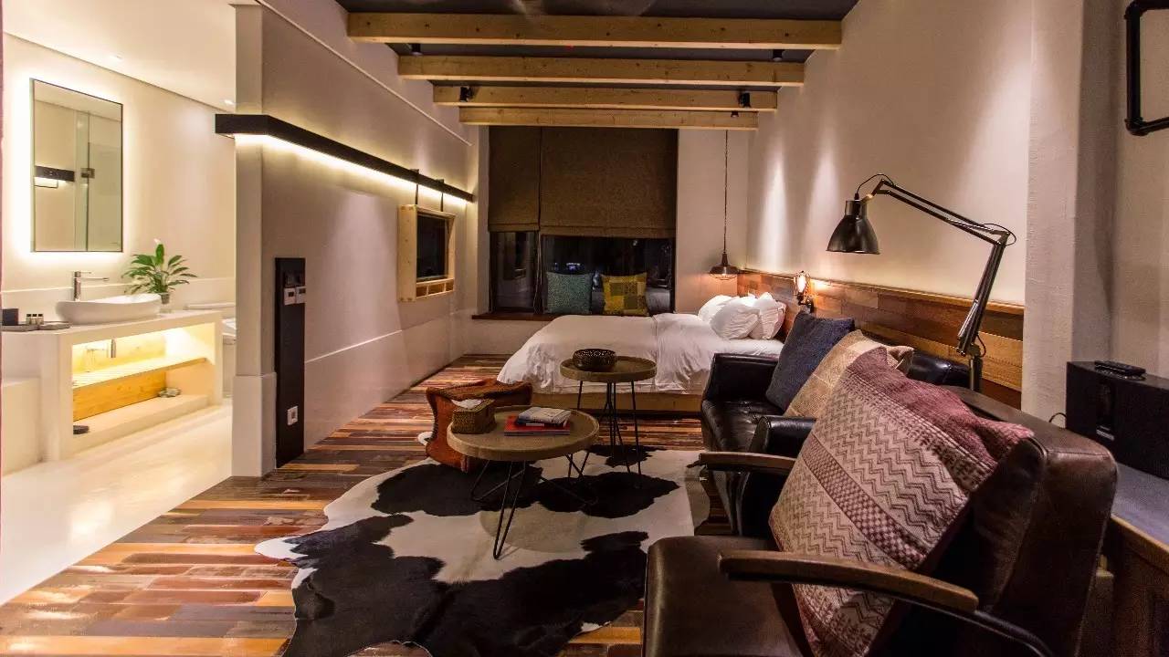 70后文艺大叔跑到这个“会吃福建人”的城市,用花砖、雪茄和伏特加,把废弃的修船厂变成最会撩妹的床