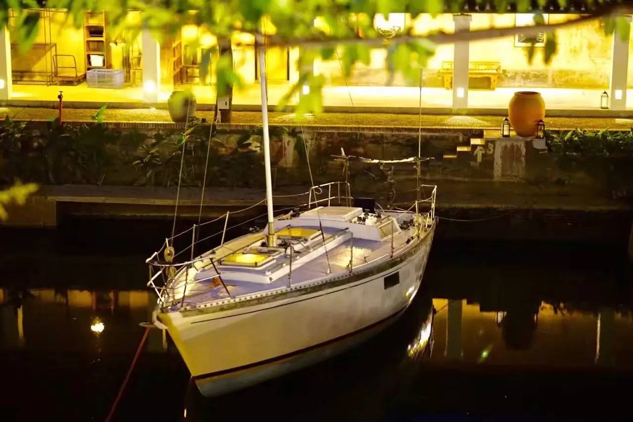 70后文艺大叔跑到这个“会吃福建人”的城市,用花砖、雪茄和伏特加,把废弃的修船厂变成最会撩妹的床