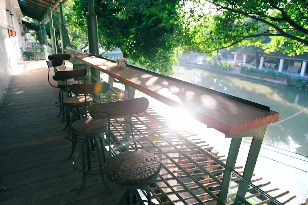 70后文艺大叔跑到这个“会吃福建人”的城市,用花砖、雪茄和伏特加,把废弃的修船厂变成最会撩妹的床