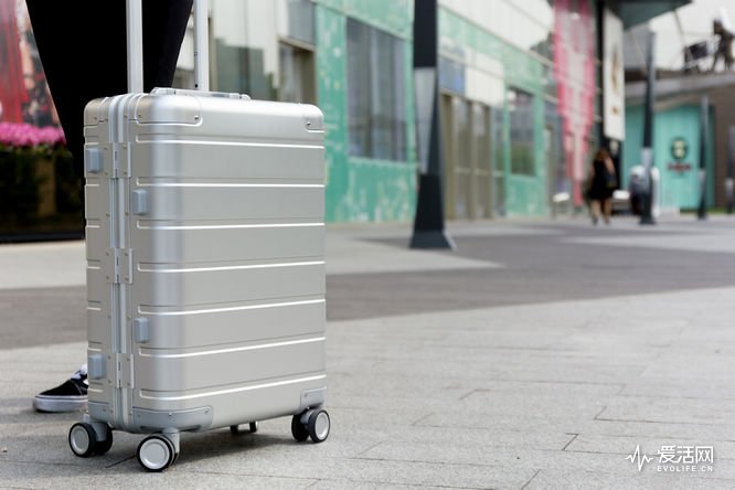 我拖着小米90分旅行箱上街的时候有人问我：这个是薛之谦同款吗？