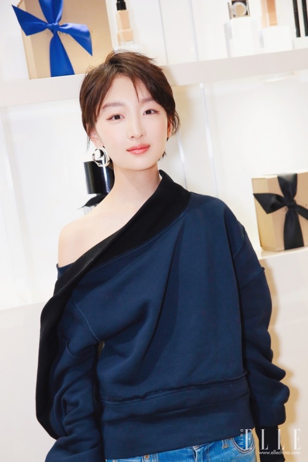 周冬雨戴超大珍珠耳环,周冬雨同款不对称耳环