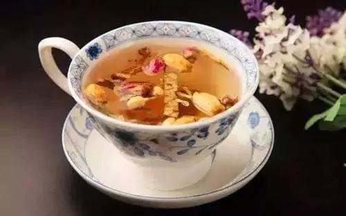 皮肤干燥长斑长痘用什么做面膜好,脸色暗沉有痘印如何护肤效果好