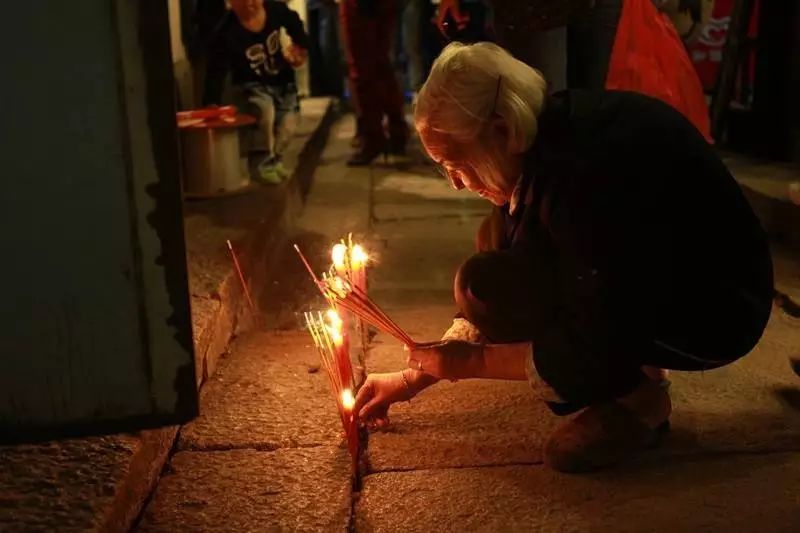 宁波人门口烧纸,宁波本地人喜欢在门口烧纸