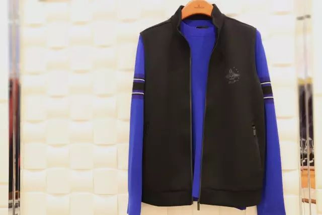 花一件钱买三件衣服,花一件的钱拿两件