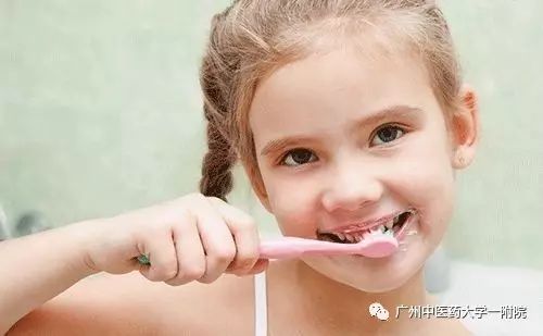 儿童9岁门牙有缝要不要矫正,4岁小朋友牙齿有缝是正常行为吗