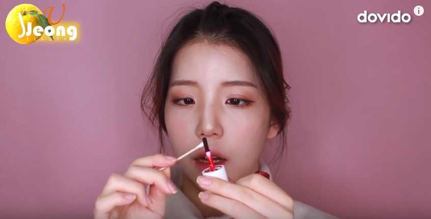 害怕浆果色涂完唇膏“血盆大口”？给你3招