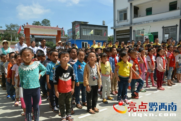 广东南国鼎峰集团到册亨捐助岜凡小学10万元物品现金爱心获称赞