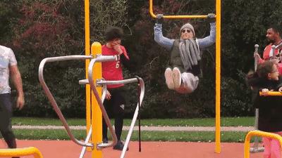 吓人!她肩膀居然破了个“洞”,只因天天做这个动作……黔南人赶紧自查看看!