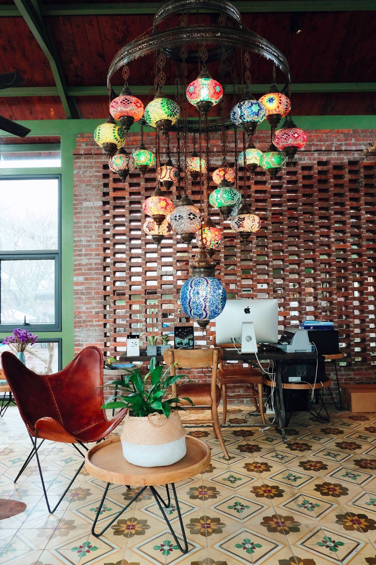 70后文艺大叔跑到这个“会吃福建人”的城市,用花砖、雪茄和伏特加,把废弃的修船厂变成最会撩妹的床