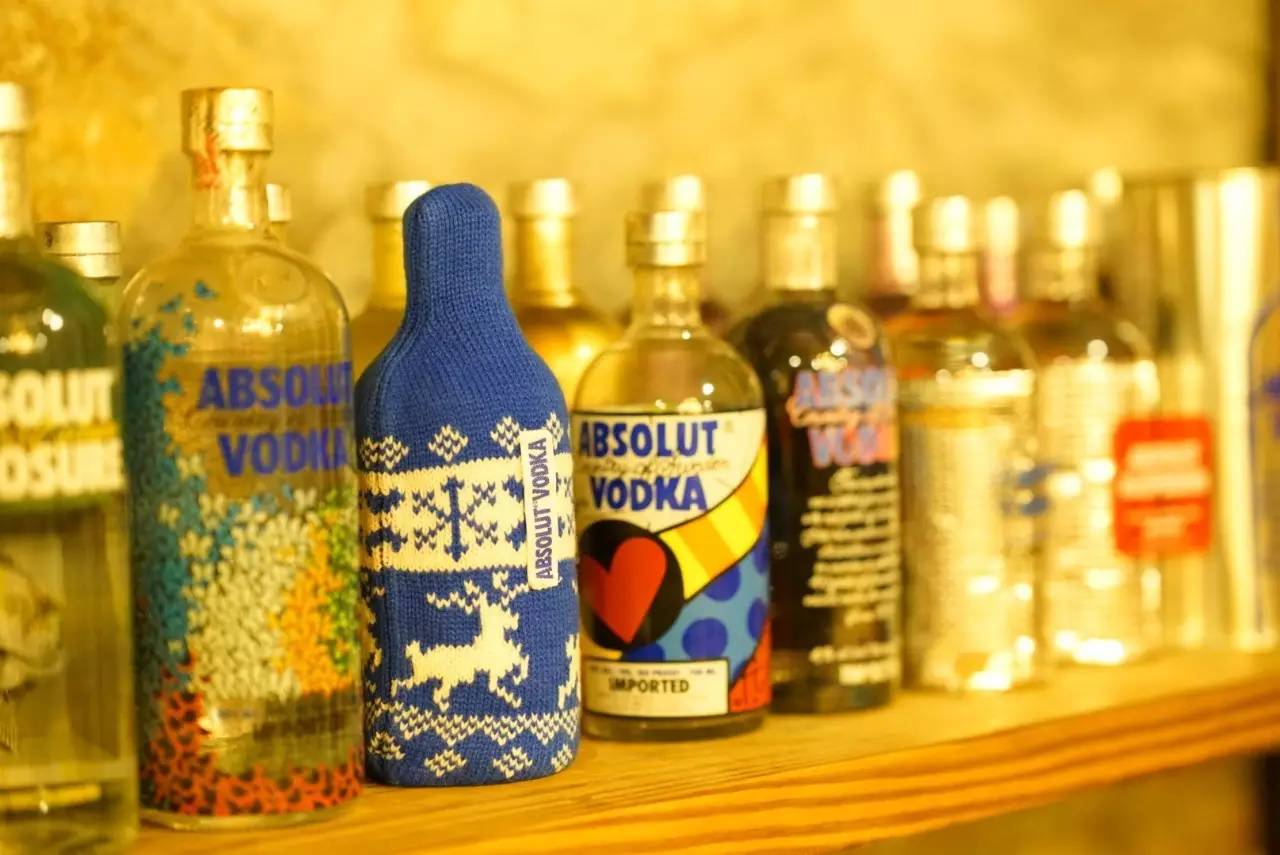 70后文艺大叔跑到这个“会吃福建人”的城市,用花砖、雪茄和伏特加,把废弃的修船厂变成最会撩妹的床