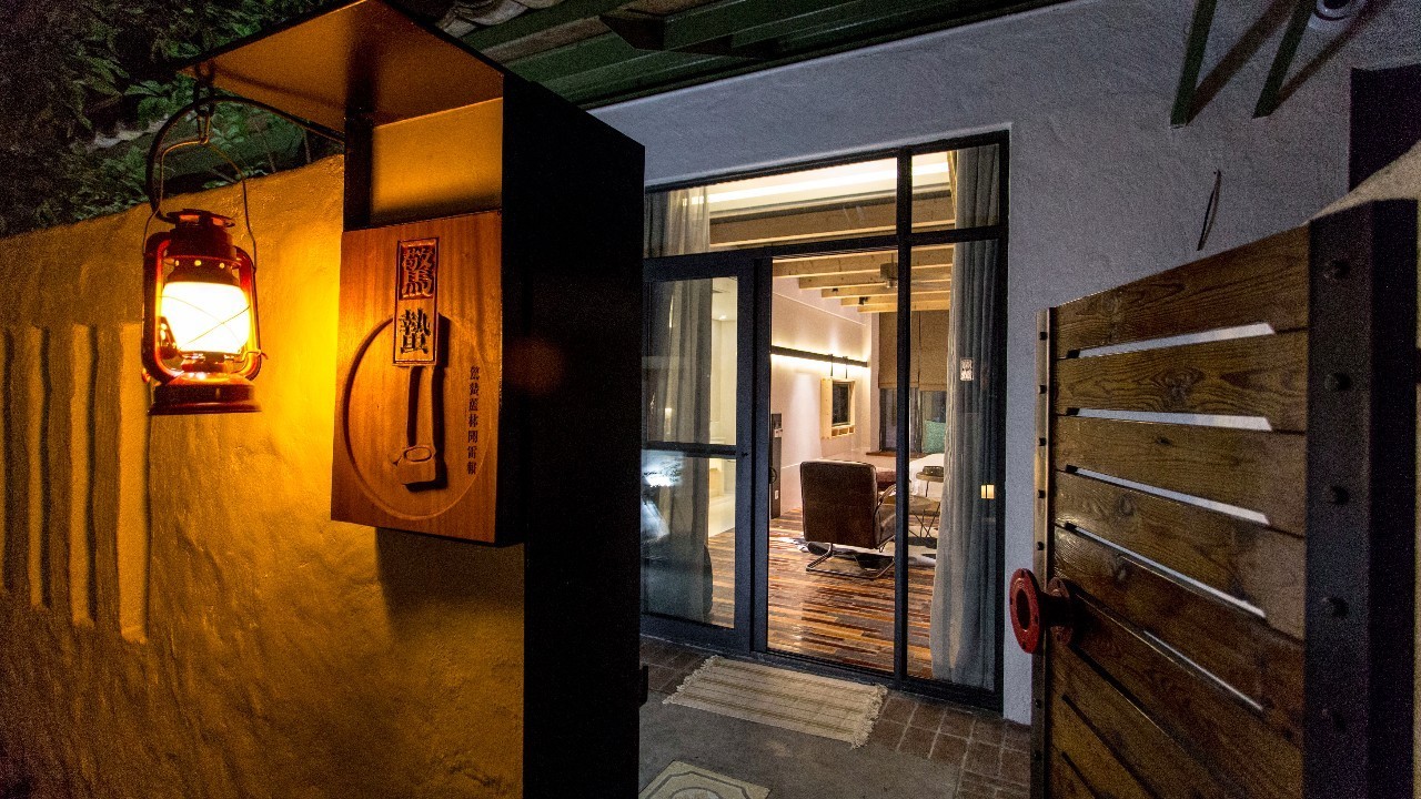 70后文艺大叔跑到这个“会吃福建人”的城市,用花砖、雪茄和伏特加,把废弃的修船厂变成最会撩妹的床