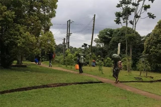 BLACKYAK牛人牛队|登顶“非洲之巅”