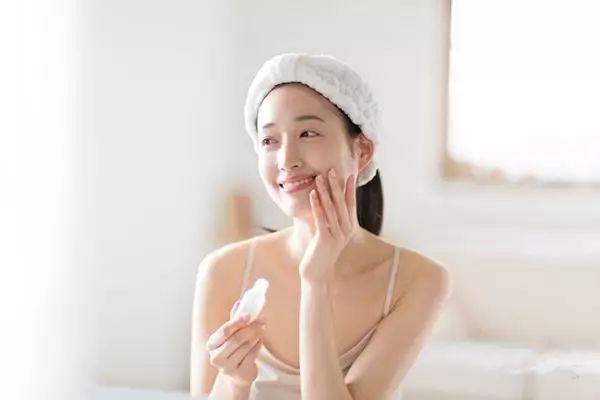 皮肤干燥长斑长痘用什么做面膜好,脸色暗沉有痘印如何护肤效果好