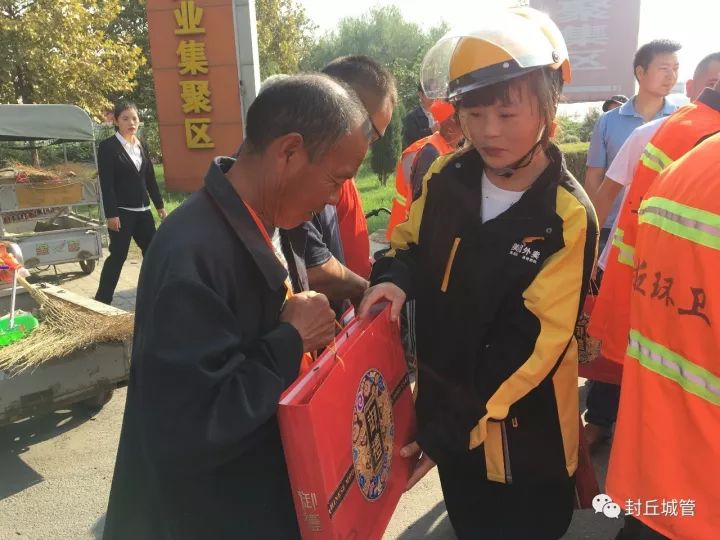 情暖中秋——封丘爱心企业为环卫工人送月饼