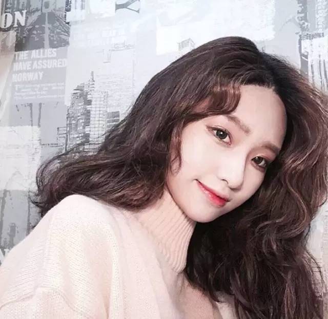 头发怎么弄卷发会持久,适合头发少且减龄的卷发