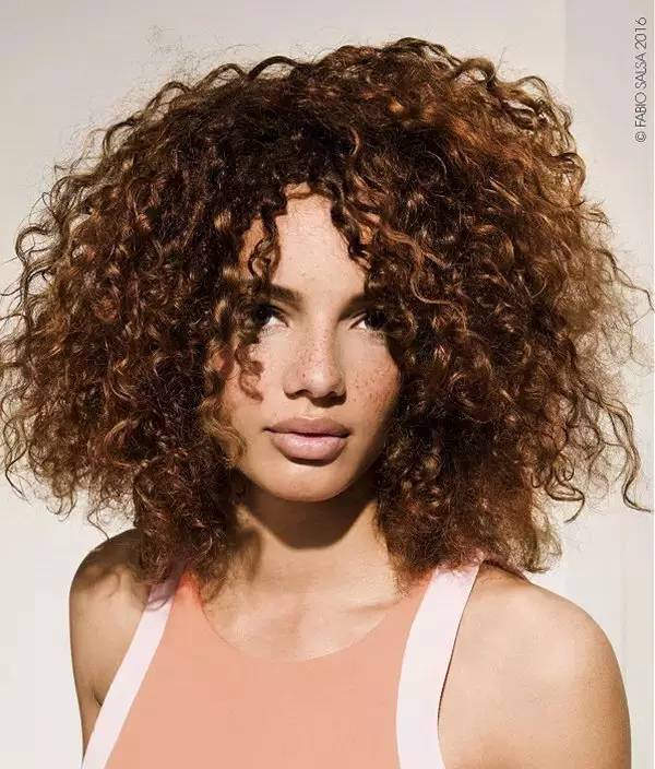 头发怎么弄卷发会持久,适合头发少且减龄的卷发