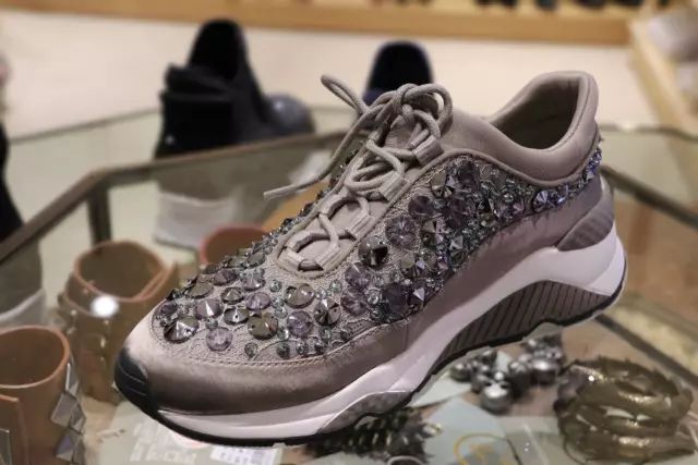 花一件钱买三件衣服,花一件的钱拿两件