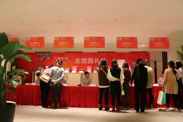 花一件钱买三件衣服,花一件的钱拿两件