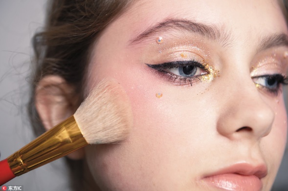 腮红颜色怎么选高颧骨,腮红正确选择什么肤色