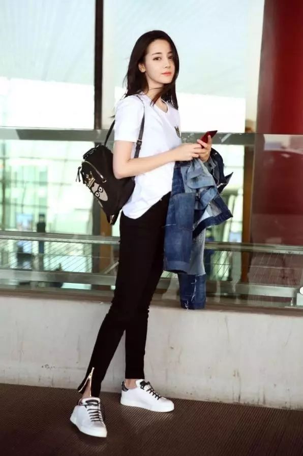 迪丽热巴包包里的东西,迪丽热巴甲壳虫包包