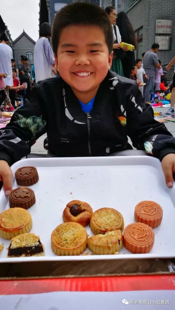 新乡跳蚤市场,新乡广播电视台小记者团收看