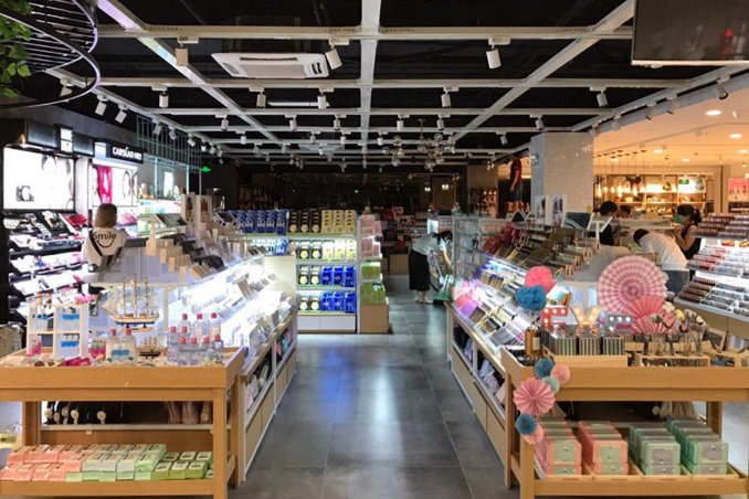 三福里面的彩妆牌子,三福迎来首个彩妆潮牌