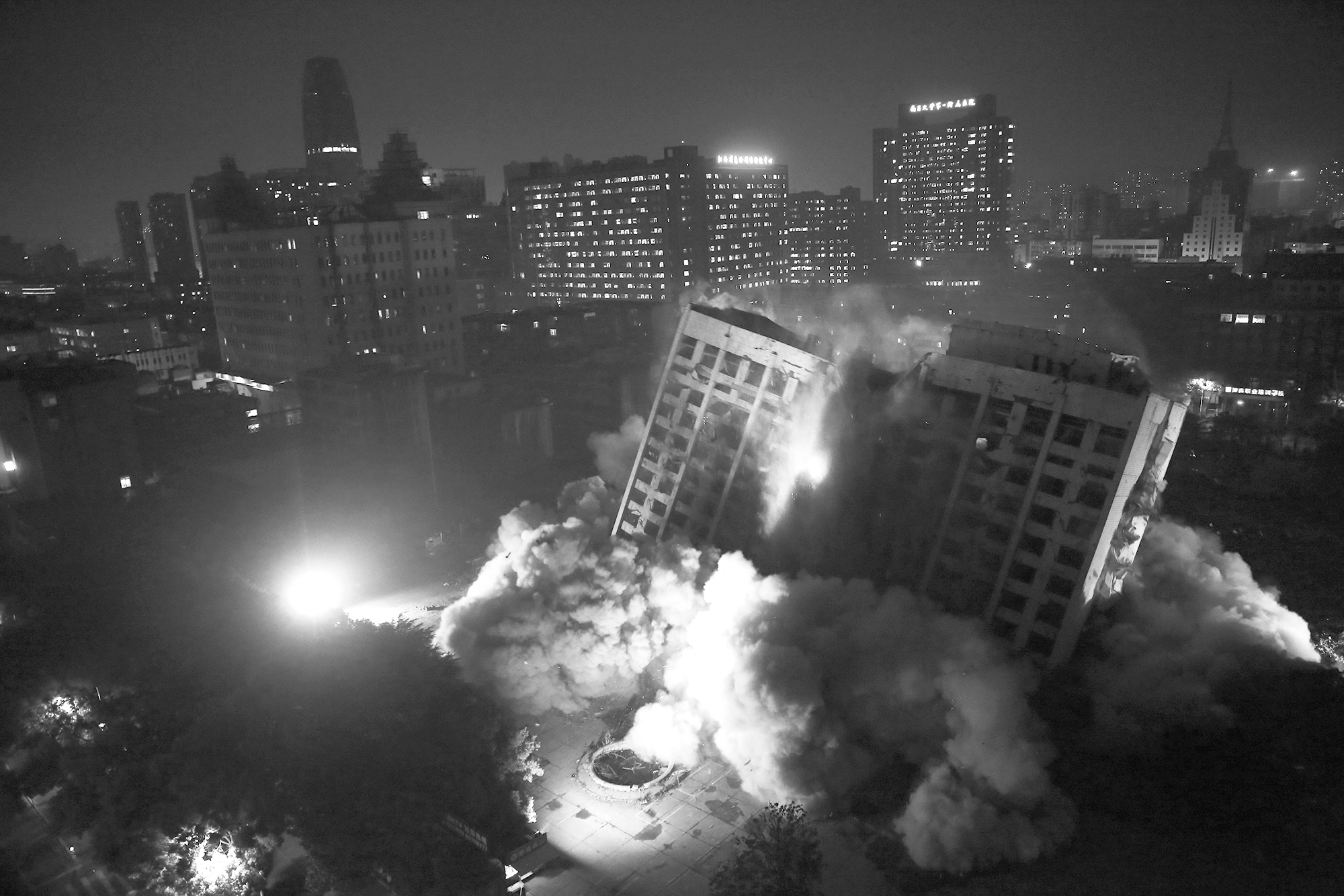 南昌青山湖火炬大街宾馆,南昌青山湖宾馆爆破拆除