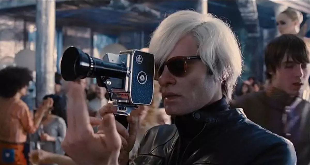 一本“*皮书黑**”带我们领略当代艺术的59副面孔丨读书者说