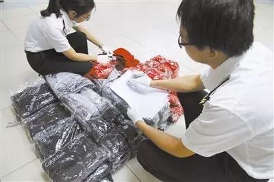 再穷不能穷*裤内**!老外对*裤内**的迷恋简直丧病,每年为此花上万元