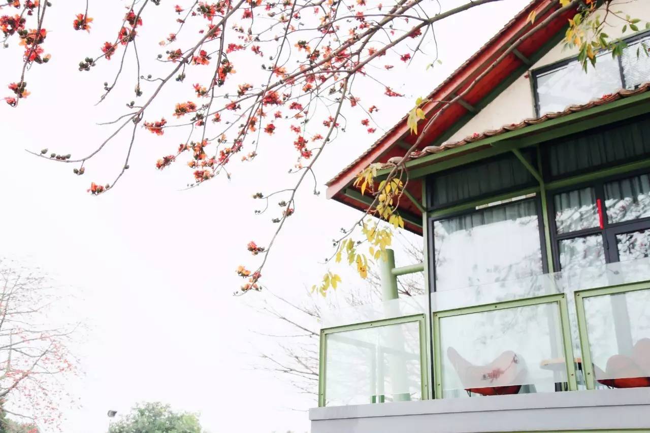 70后文艺大叔跑到这个“会吃福建人”的城市,用花砖、雪茄和伏特加,把废弃的修船厂变成最会撩妹的床