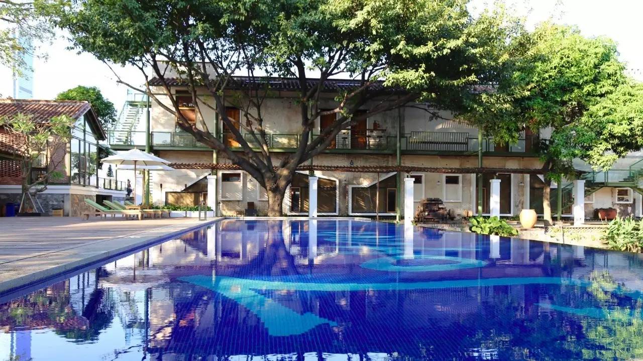 70后文艺大叔跑到这个“会吃福建人”的城市,用花砖、雪茄和伏特加,把废弃的修船厂变成最会撩妹的床