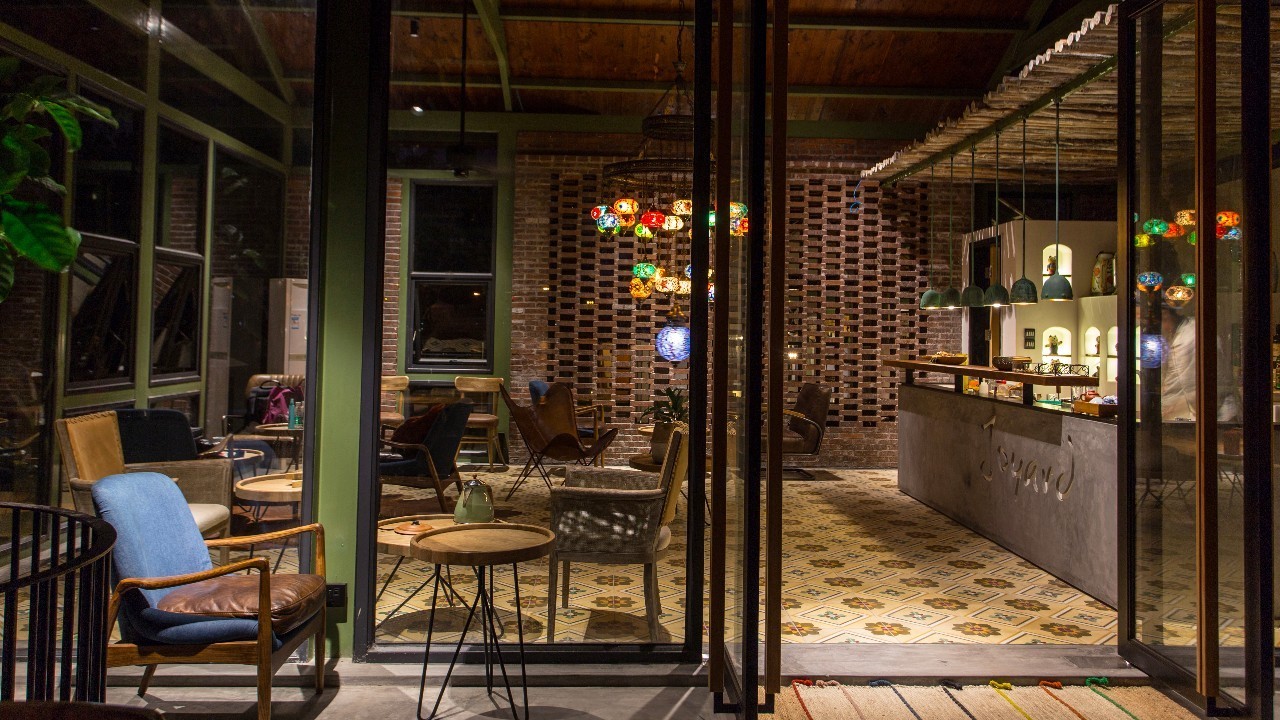 70后文艺大叔跑到这个“会吃福建人”的城市,用花砖、雪茄和伏特加,把废弃的修船厂变成最会撩妹的床