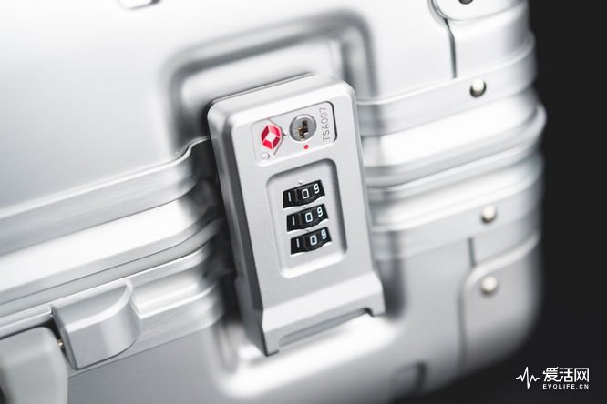 我拖着小米90分旅行箱上街的时候有人问我：这个是薛之谦同款吗？