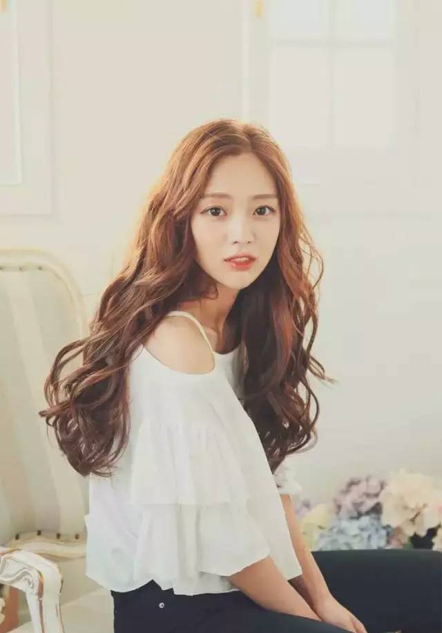 头发怎么弄卷发会持久,适合头发少且减龄的卷发