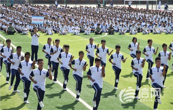 青岛军校军训,青岛中学生军训成果展