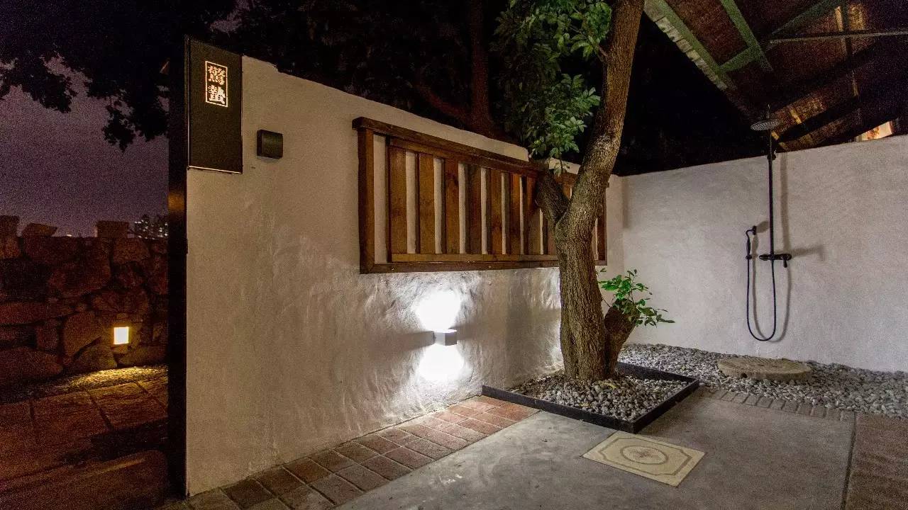 70后文艺大叔跑到这个“会吃福建人”的城市,用花砖、雪茄和伏特加,把废弃的修船厂变成最会撩妹的床