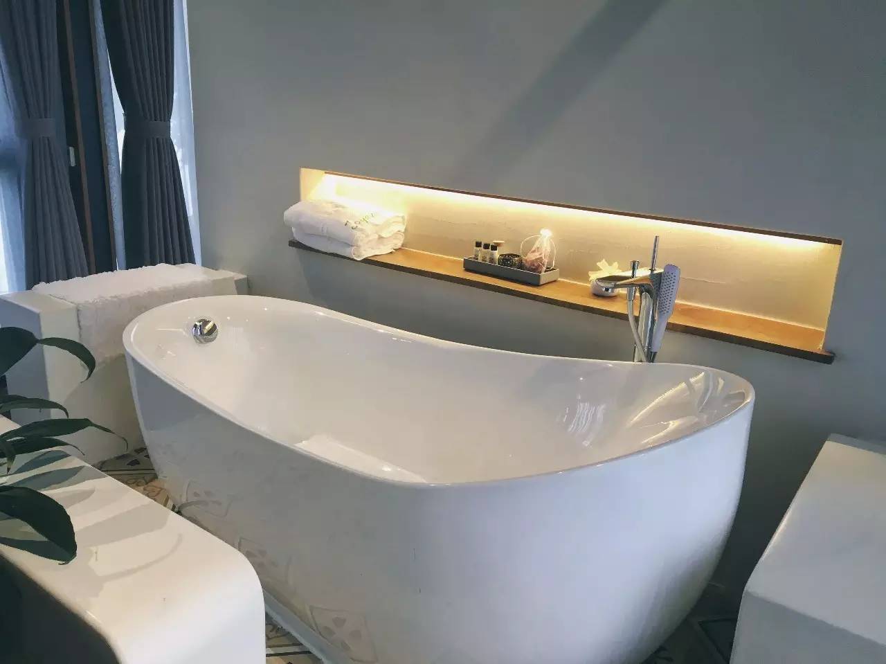 70后文艺大叔跑到这个“会吃福建人”的城市,用花砖、雪茄和伏特加,把废弃的修船厂变成最会撩妹的床