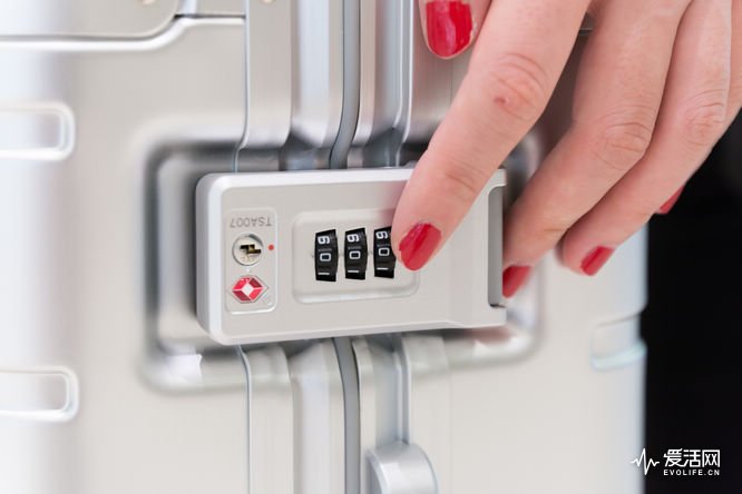 我拖着小米90分旅行箱上街的时候有人问我：这个是薛之谦同款吗？