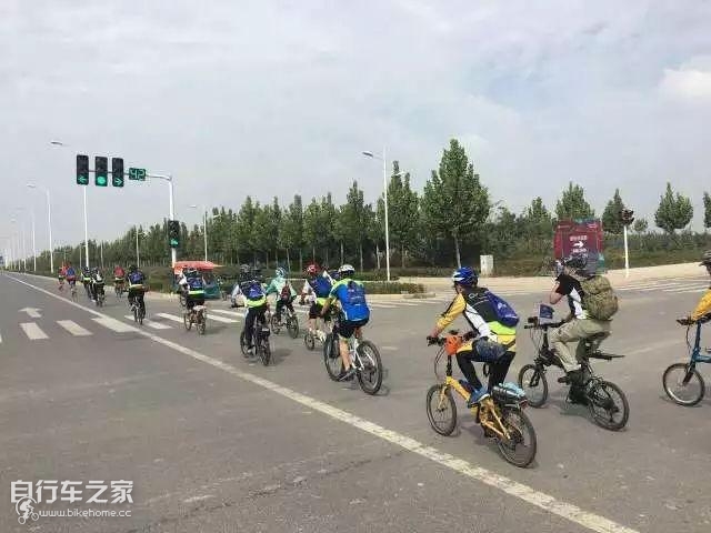 粉丝齐聚，欢畅骑行