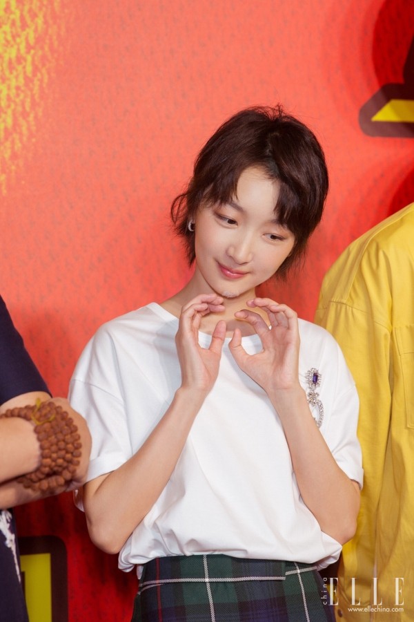 周冬雨戴超大珍珠耳环,周冬雨同款不对称耳环