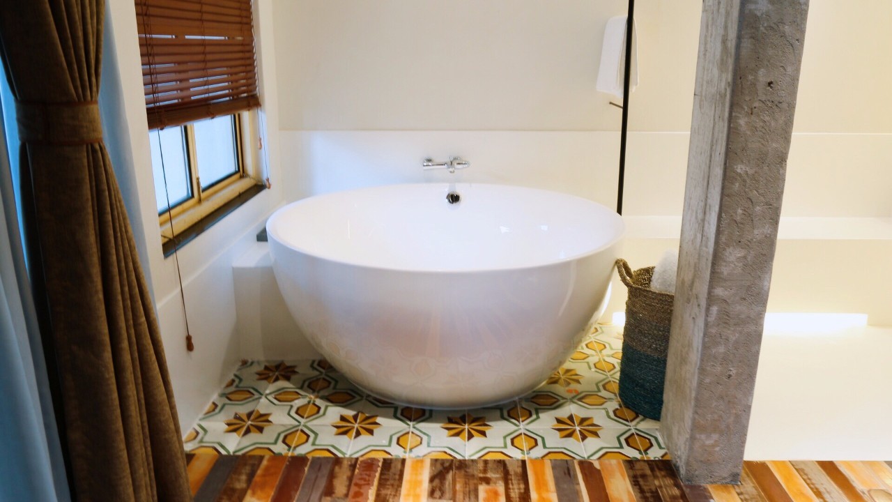 70后文艺大叔跑到这个“会吃福建人”的城市,用花砖、雪茄和伏特加,把废弃的修船厂变成最会撩妹的床