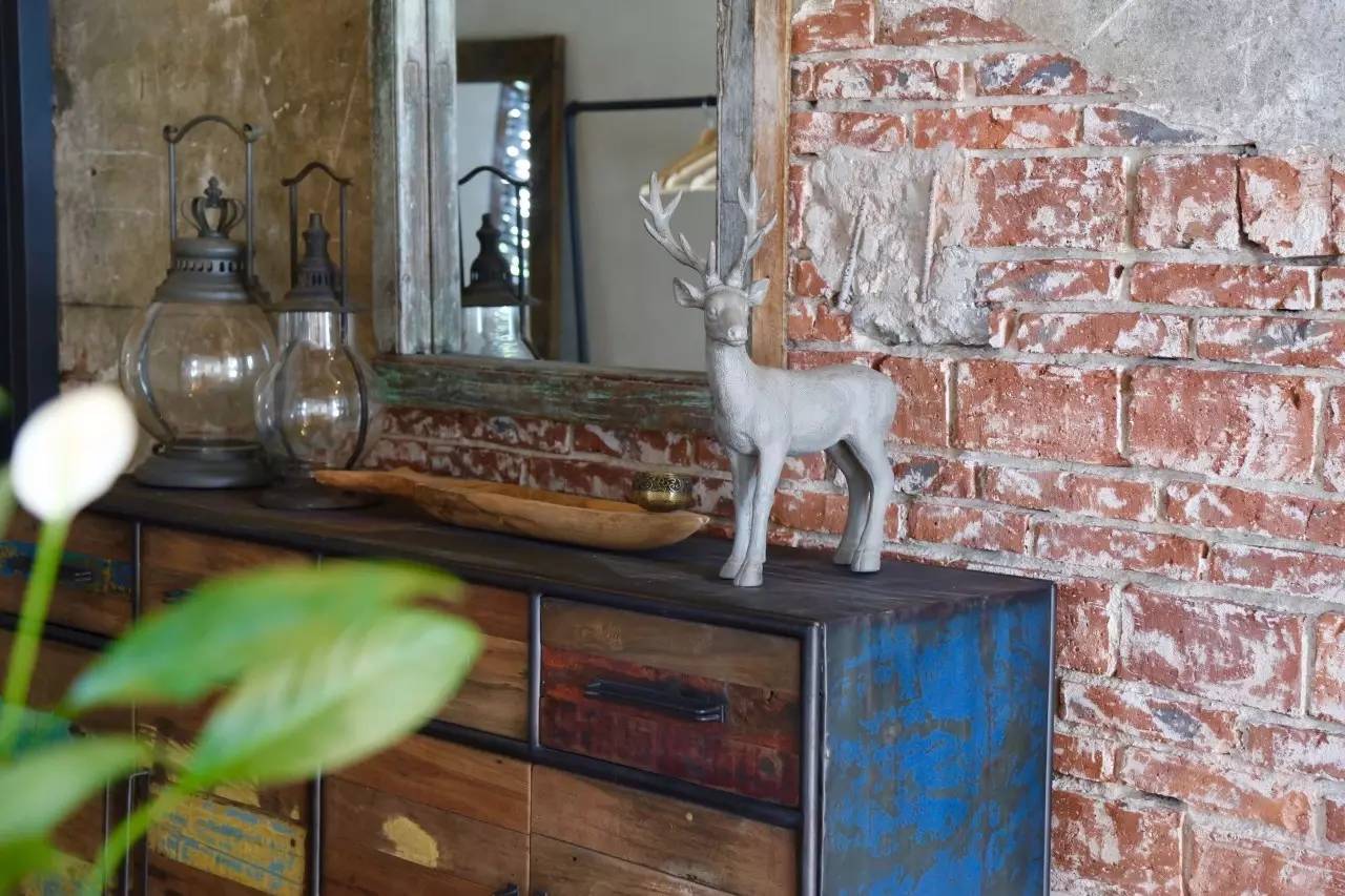 70后文艺大叔跑到这个“会吃福建人”的城市,用花砖、雪茄和伏特加,把废弃的修船厂变成最会撩妹的床