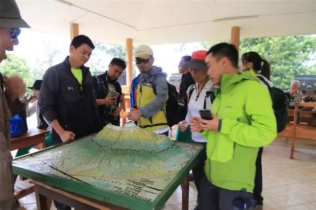 BLACKYAK牛人牛队|登顶“非洲之巅”