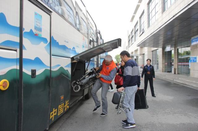 大家好,给大家介绍一下,这是三峡大坝黄金周期间的感人事儿