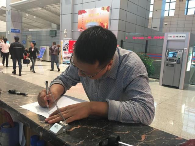 大家好,给大家介绍一下,这是三峡大坝黄金周期间的感人事儿