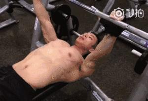 发现自己胸肌会动,为什么胸肌会自己动